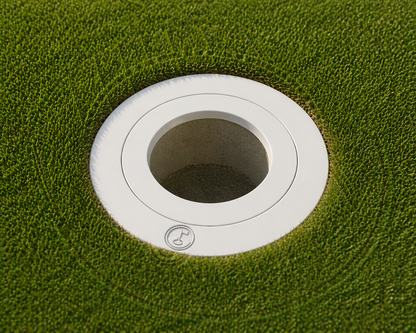 Réducteur de trou installé sur green avec balle, exercice précision putting