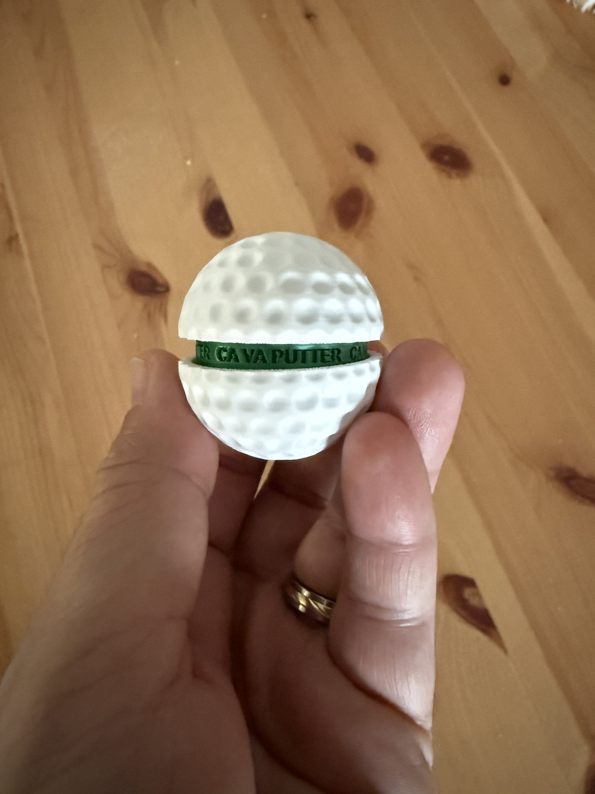 Fidget golf antistress tenu en main, démonstration du switch mécanique