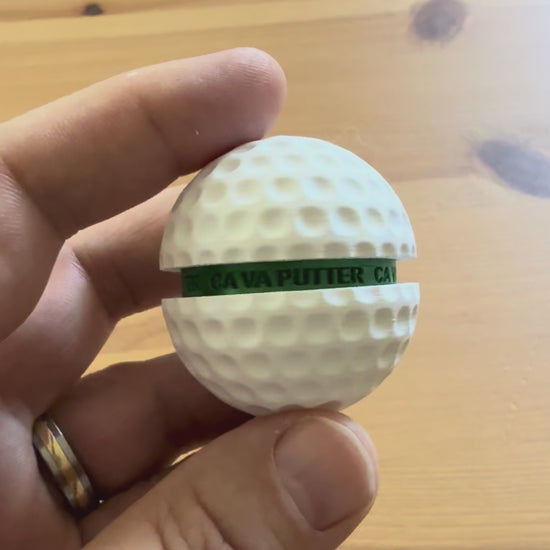 Fidget golf antistress tenu en main, démonstration du switch mécanique