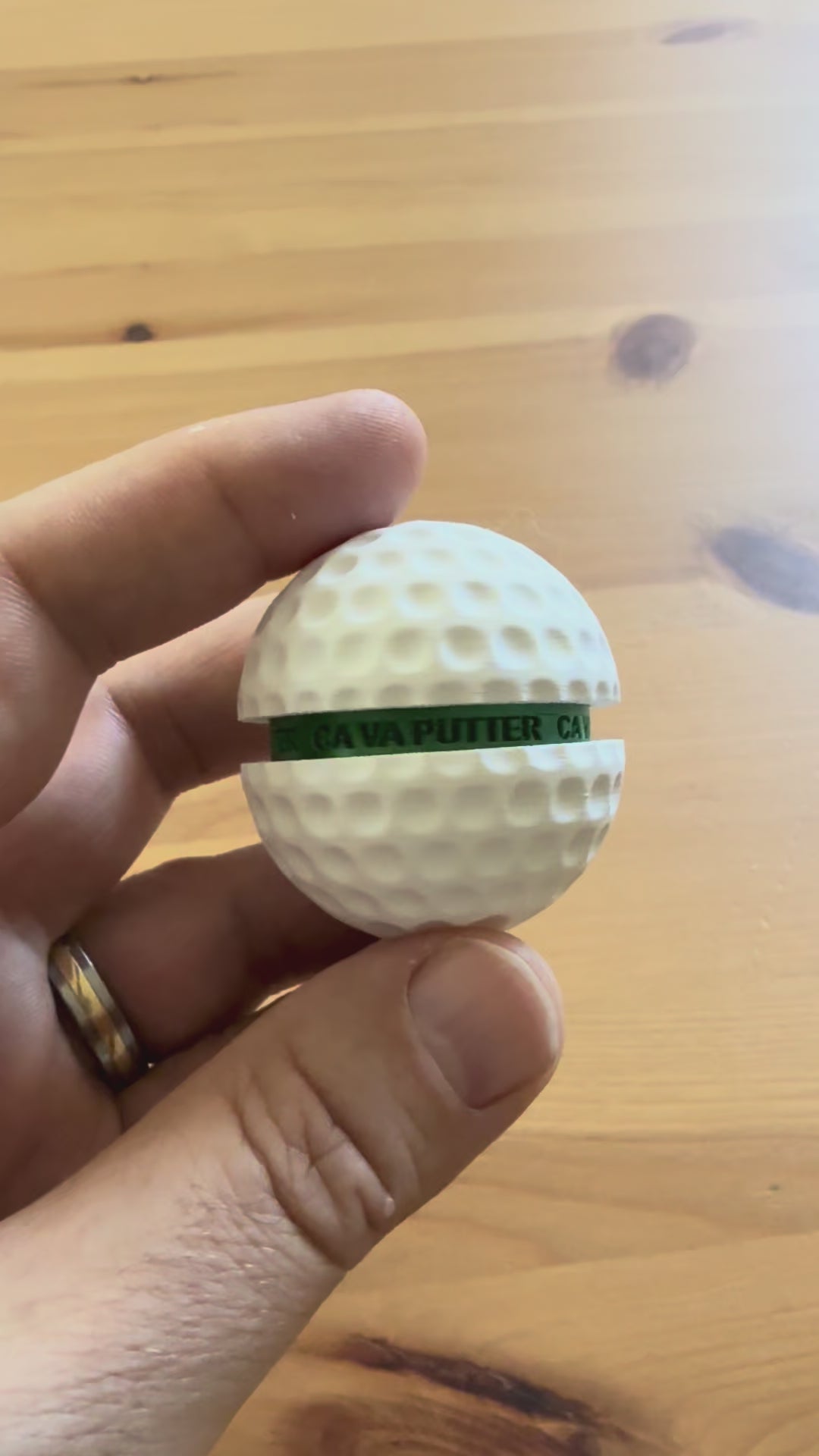 Fidget golf antistress tenu en main, démonstration du switch mécanique
