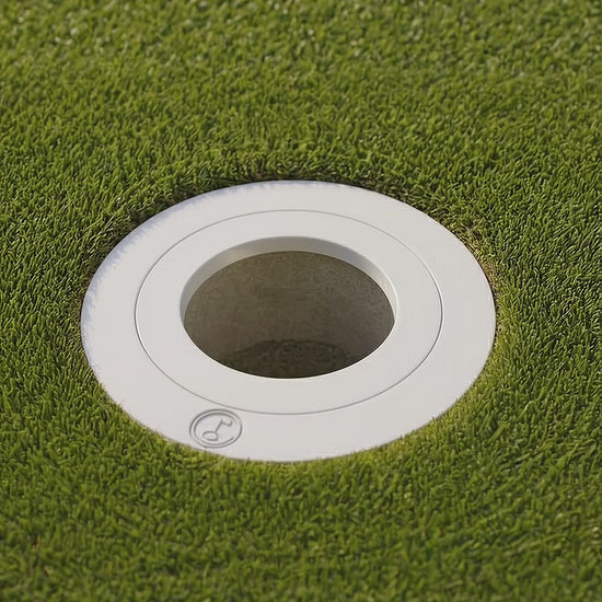 Réducteur de trou installé sur green avec balle, exercice précision putting