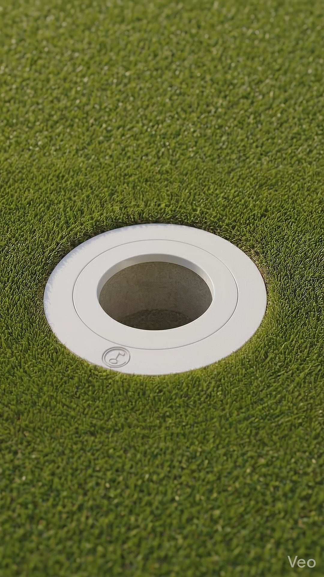 Réducteur de trou installé sur green avec balle, exercice précision putting